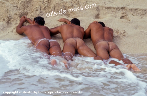 culs-hommes-nus-plage